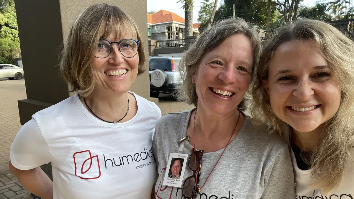 Denise Weihing (Mitte) war für zwei Wochen mit Humedica in Uganda