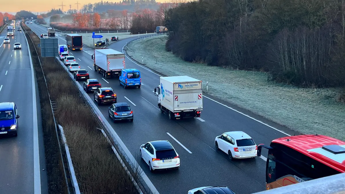 An der Auffahrt hat's gekracht: Zwei Autos sind auf der A 81 bei Horb zusammengekracht. Der Verkehr staut sich.