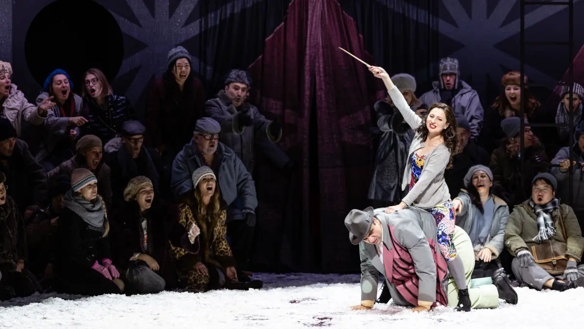 Oksana (Elena Tsagallova) reitet auf Panas (Milan Siljanov). Eine Szene aus "Die Nacht vor Weihnachten".
