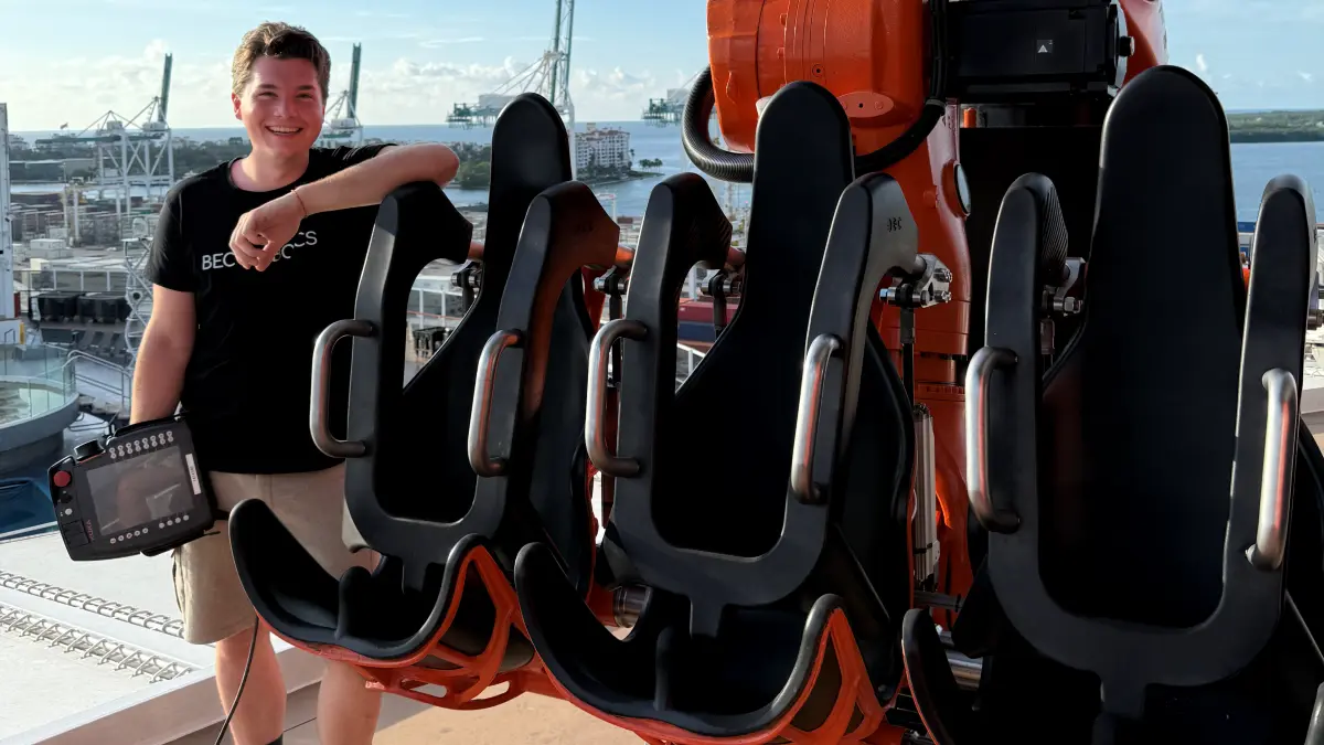 Nick Brombach wartet das Fahrgeschäft von BEC in Pfullingen auf dem Kreuzfahrtschiff MSC.