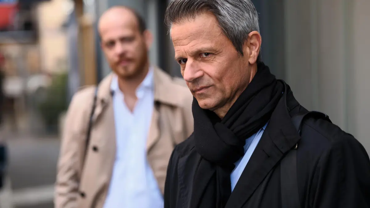 Benedikt (Jens Hajek, r.) ist entschlossen, die Nadel im Heuhaufen zu finden. Links Tobias (Patrick Müller)