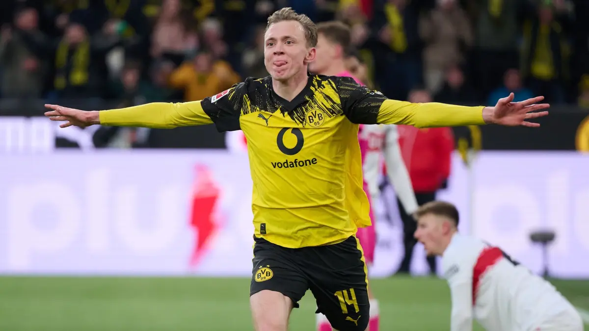 Borussia Dortmund - VfB Stuttgart: ARCHIV - 22.11.2025, Nordrhein-Westfalen, Dortmund: Fußball: Bundesliga, Borussia Dortmund - VfB Stuttgart, 11. Spieltag, Signal Iduna Park. Maximilian Beier (Borussia Dortmund) jubelt über sein Tor zum 2:0. (zu dpa: «BVB im Pokal wieder mit Beier - Update zu Süle») Foto: Bernd Thissen/dpa +++ dpa-Bildfunk +++