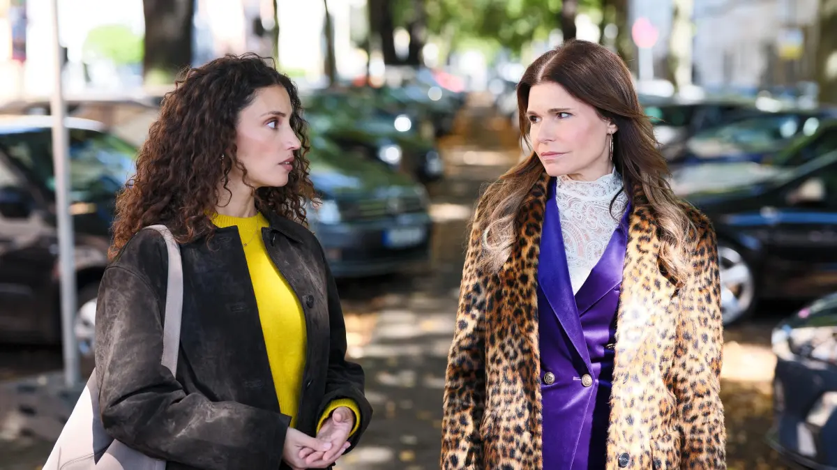 Nadine Menz ist ab heute Abend in „Unter uns“ als "Naomi" zu sehen. Rechts im Bild steht Tabea Heynig als "Britta".