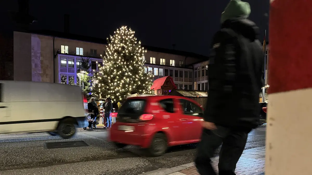 Der Neu-Ulmer Weihnachtsmarkt ist zweigeteilt, dazwischen verläuft die vielbefahrene Ludwigstraße. Eine Ampel, einen Zebrastreifen oder Lotsen gibt es nicht. Ein Durchfahrverbot auch nicht.