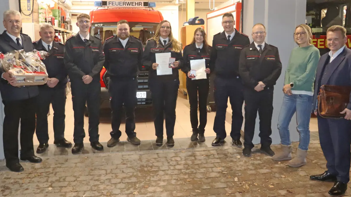 Bei der Hauptversammlung der Abteilungswehr standen Ehrungen und Beförderungen an. Unser Bild zeigt von links: Kreisbrandmeister Frank Jahraus, Vize- Gesamtstadtkommandant Wilhelm Knödler, Maximilian Ettwein, Peter Nolte, Annika David, Tanja Zeller, Marco Renner, Kommandant Frank Heinrich- Zeller, Ortsvorsteherin Andrea Haigis und Bürgermeister Ralph Zimmermann.