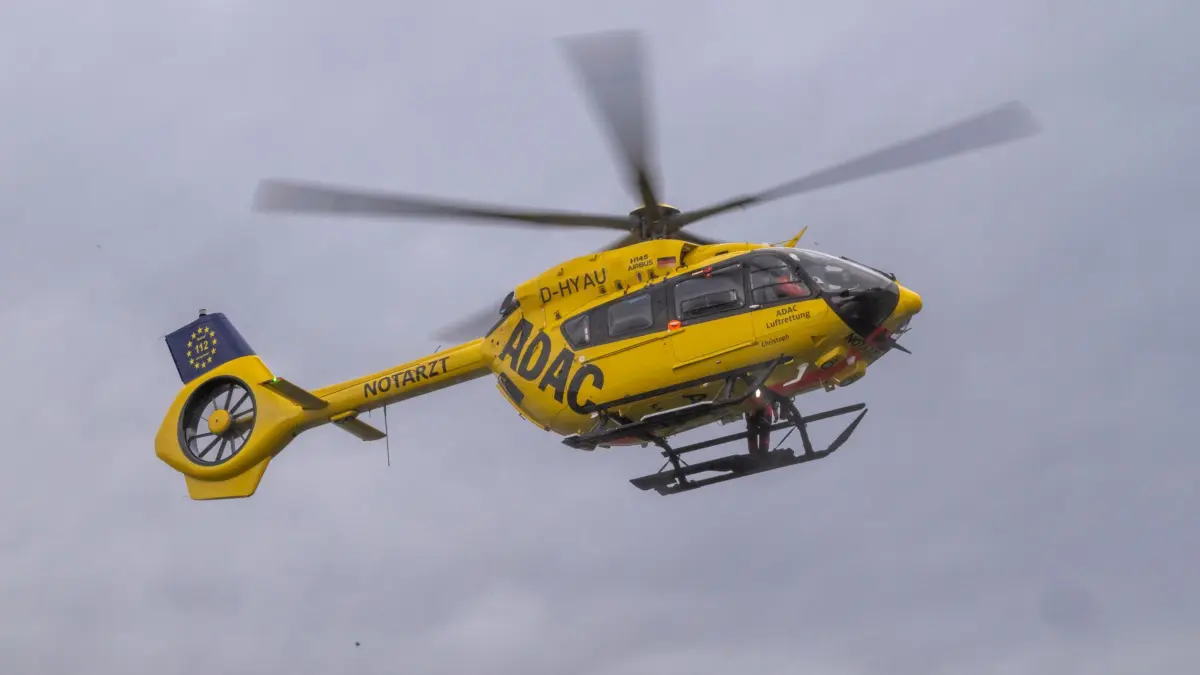Rettungshubschrauber: ARCHIV - 27.09.2024, Bayern, Walchensee: Mitglieder der ADAC-Rettungshubschrauber Staffel und der DLRG-Wasserwacht nehmen am Walchensee an einem Windeneinsatz-Training teil. (zu dpa: «Rotorblatt beschädigt: «Christoph 67» muss in die Werkstatt») Foto: Peter Kneffel/dpa +++ dpa-Bildfunk +++