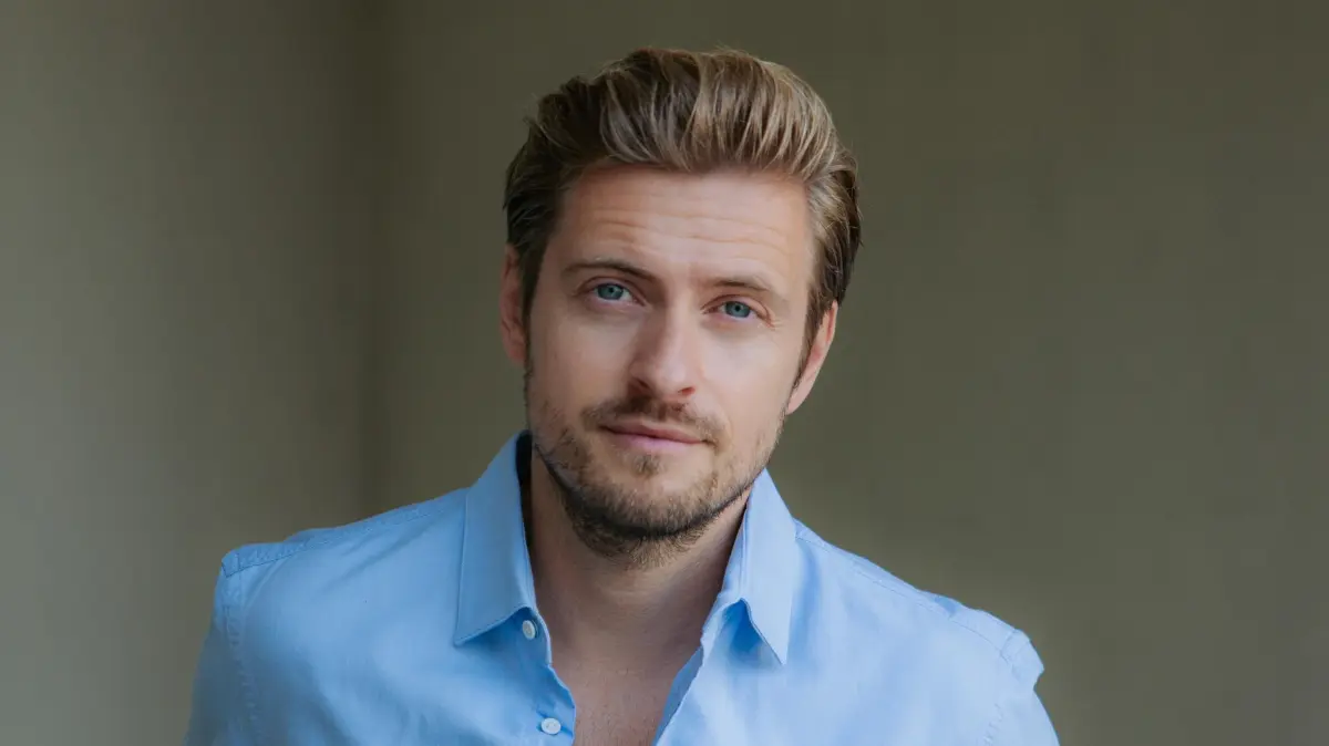 GZSZ-Serienliebling Philip Höfer (Jörn Schlönvoigt) ist wieder zurück.