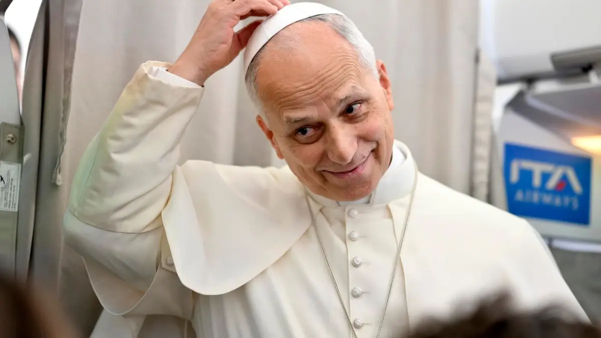 Papst Leo XIV. beendet Besuch im Libanon: 02.12.2025, ---: Papst Leo XIV. spricht mit Reportern an Bord eines Flugzeugs, als er von einem sechstägigen Besuch in der Türkei und im Libanon zurückkehrt. Foto: Alessandro Di Meo/Ansa Pool via AP/dpa +++ dpa-Bildfunk +++