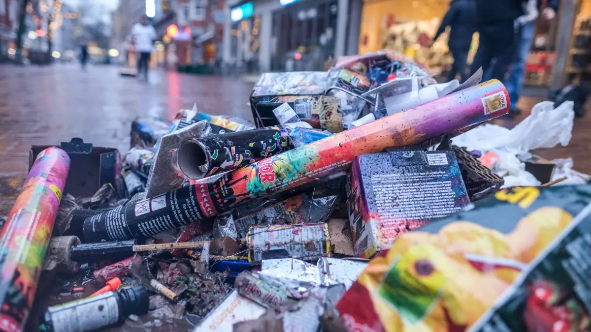 01.01.2019, Niedersachsen, Hannover: Abgebrannte Feuerwerkskörper und andere Überreste der Silvesternacht liegen auf dem Lister Platz. Nach den Silvester-Partys blieb wieder jede Menge Müll liegen. Foto: Clemens Heidrich/dpa - ACHTUNG: Dieses Foto hat dpa bereits im Bildfunk gesendet - Honorarfrei nur für Bezieher des Dienstes dpa-Nachrichten für Kinder +++ dpa-Nachrichten für Kinder +++ +++ dpa-Bildfunk +++