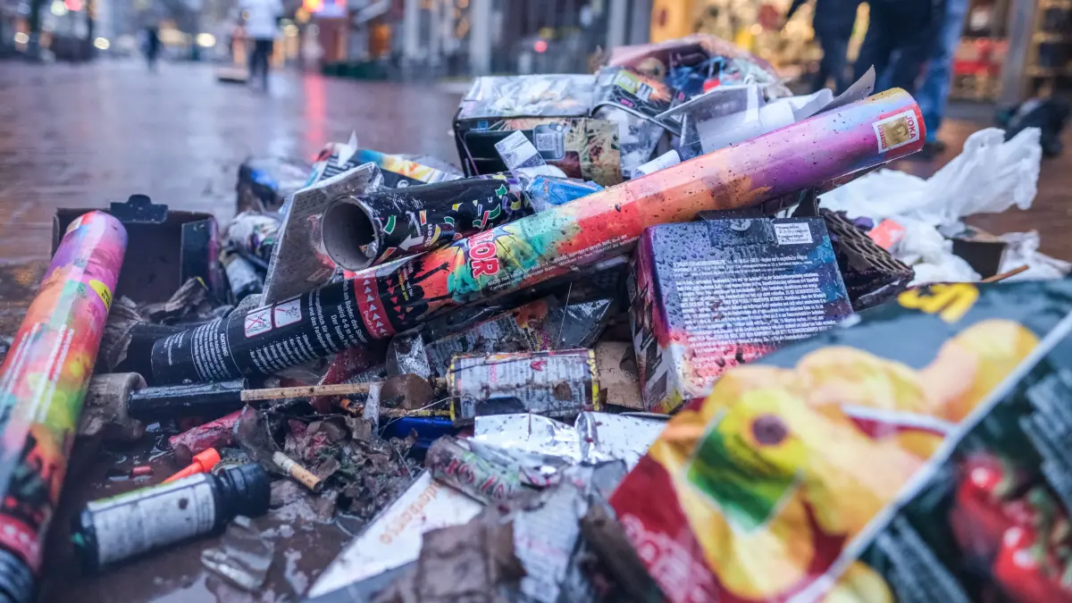 01.01.2019, Niedersachsen, Hannover: Abgebrannte Feuerwerkskörper und andere Überreste der Silvesternacht liegen auf dem Lister Platz. Nach den Silvester-Partys blieb wieder jede Menge Müll liegen. Foto: Clemens Heidrich/dpa - ACHTUNG: Dieses Foto hat dpa bereits im Bildfunk gesendet - Honorarfrei nur für Bezieher des Dienstes dpa-Nachrichten für Kinder +++ dpa-Nachrichten für Kinder +++ +++ dpa-Bildfunk +++