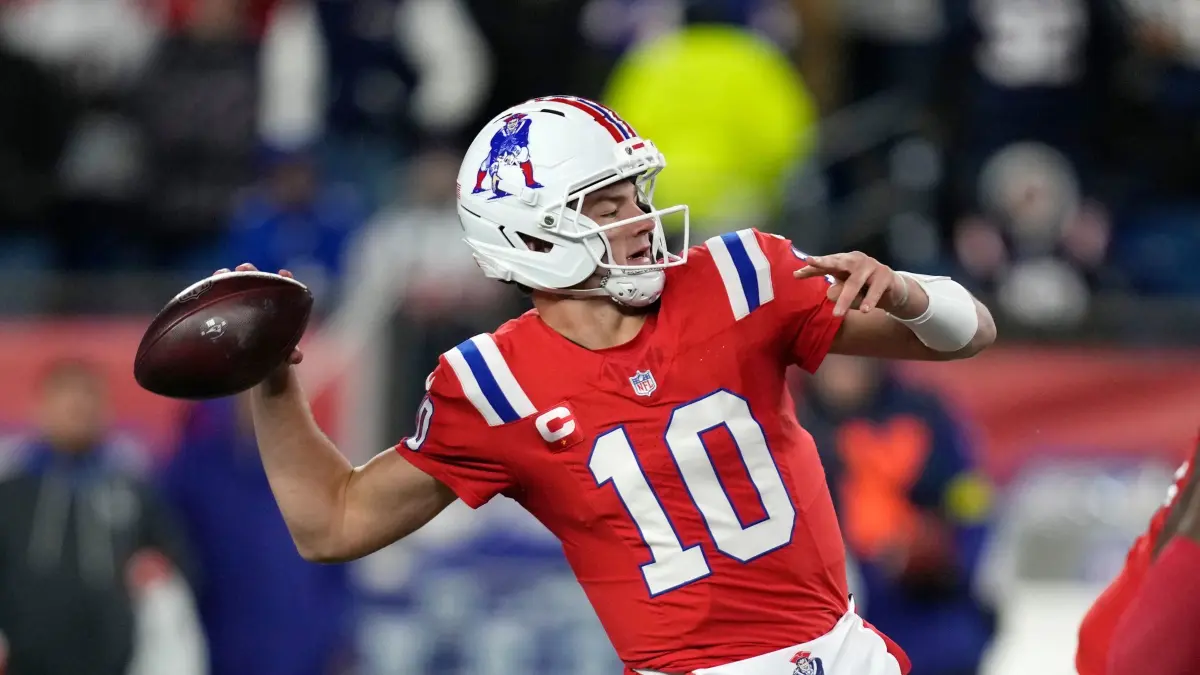 New England Patriots - New York Giants: 01.12.2025, USA, Foxborough: American Football: Profiliga NFL, Hauptrunde, New England Patriots - New York Giants. Der Quarterback der New England Patriots, Drake Maye, wirft. Foto: Charles Krupa/AP/dpa +++ dpa-Bildfunk +++