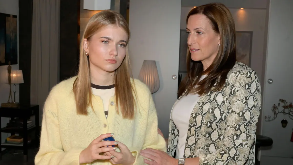 Katrin (Ulrike Frank, r.) ist es ganz recht, dass Johanna (Charlott Reschke) zu Julian auf Abstand bleibt.