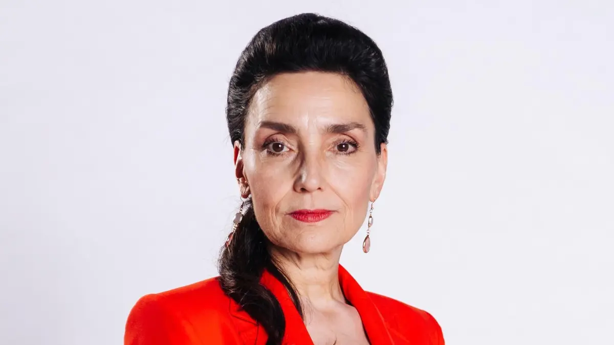 Simone (Tatjana Clasing) ahnt nicht, was ihre Tochter vorhat.