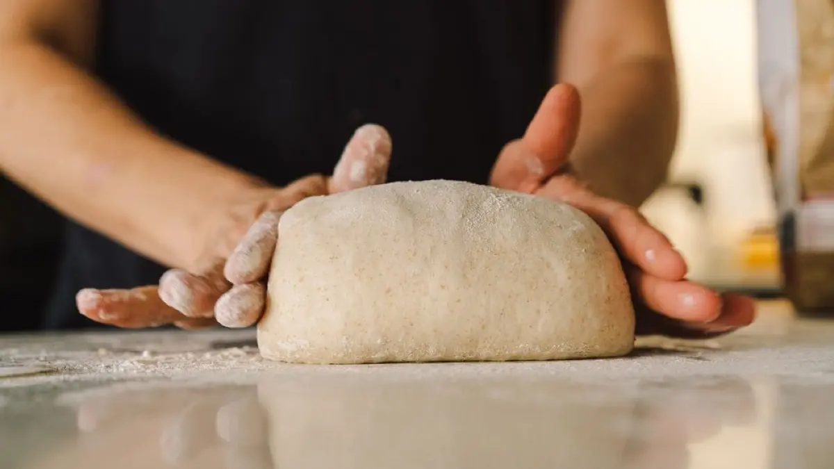 Aus einem Sauerteig wird ein Brotstern gebacken. (Symbolbild)