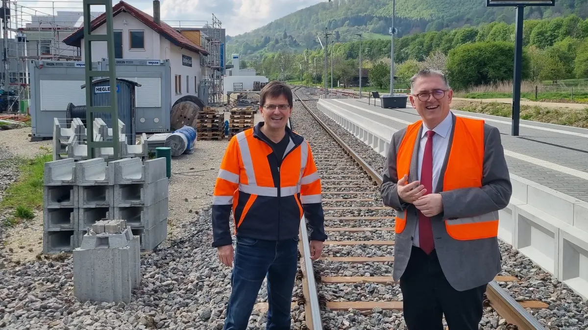 ENAG Donth: ENAG-Vorstandsvorsitzender Carsten Strähle (links) und der Bundestagsabgeordnete Michael Donth auf dem Gelände des neu entstandenen Bahnhofs mit Stellwerk Dettingen-Gsaidt. ?Foto: Privat
