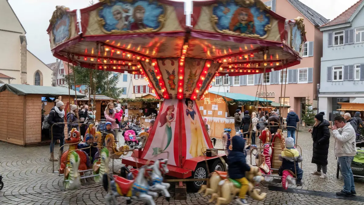 (ohne Überschrift): Vorsicht: Dieses Foto ist möglicherweise nur für den einstigen Verlag Schwäbisches Tagblatt verwendbar. Rottenburg. Nikolausmarkt.
Aufnahme Klaus Franke 02.12.2022