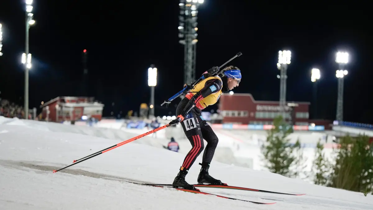 Biathlon: Weltcup: 02.12.2025, Schweden, Östersund: Biathlon: Weltcup, Einzel 15 km, Frauen. Franziska Preuß (Deutschland) ist auf der Strecke unterwegs. Foto: Björn Larsson Rosvall/TT News Agency via AP/dpa +++ dpa-Bildfunk +++
