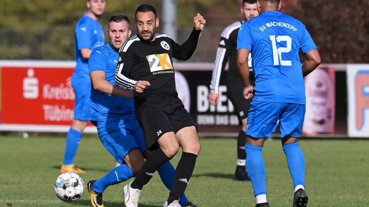 Fussball Kreisliga A 2 FDS 23/24: SV Wachendorf - SGM Rexingen / Dettingen: Vorsicht: Dieses Foto ist möglicherweise nur für den einstigen Verlag Schwäbisches Tagblatt verwendbar. Fussball Kreisliga A 2 FDS 2023/2024 22.10.2023
SV Wachendorf - SGM Rexingen / Dettingen
Spielertrainer Mahir Savranlioglu (Mitte, SGM Rexingen / Dettingen) gegen Jonas Schmid (li, SV Wachendorf) und Braha Egzon (re, SV Wachendorf)
FOTO: ULMER Pressebildagentur
xxNOxMODELxRELEASExx