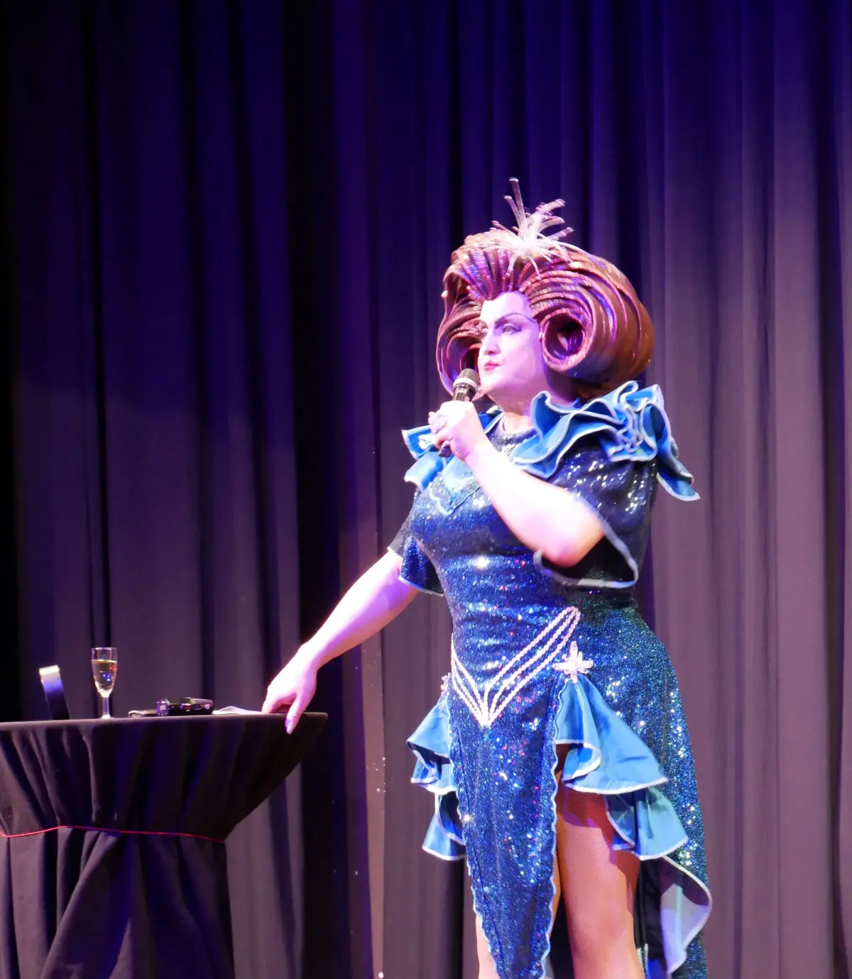 Travestie-Figur Wommy Wonder beim Gschwender Mundartfestival in Aktion.