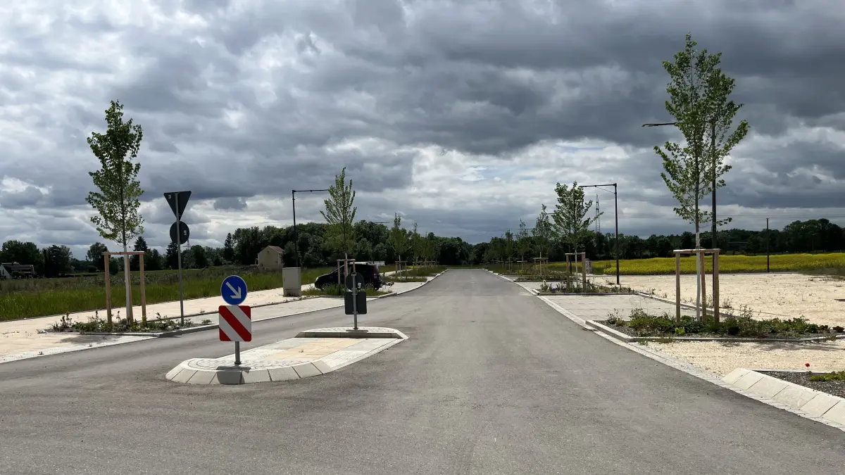 Noch ist hier nicht viel los. Doch schon bald werden rechts der neu angelegten Stichstraße im Gebiet "Illerpark" Wohnhäuser stehen - und links davon soll ein weiterer IT-Campus entstehen.