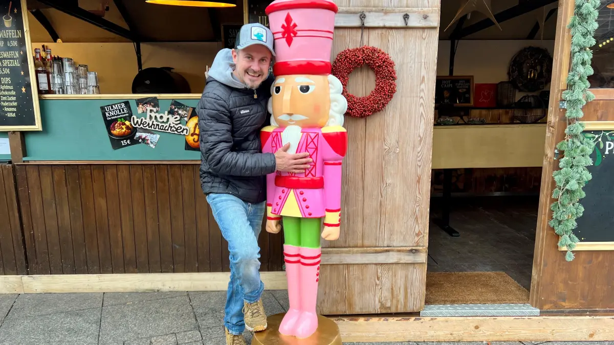 Markus Müller freut sich, dass Nussknacker James wieder da ist