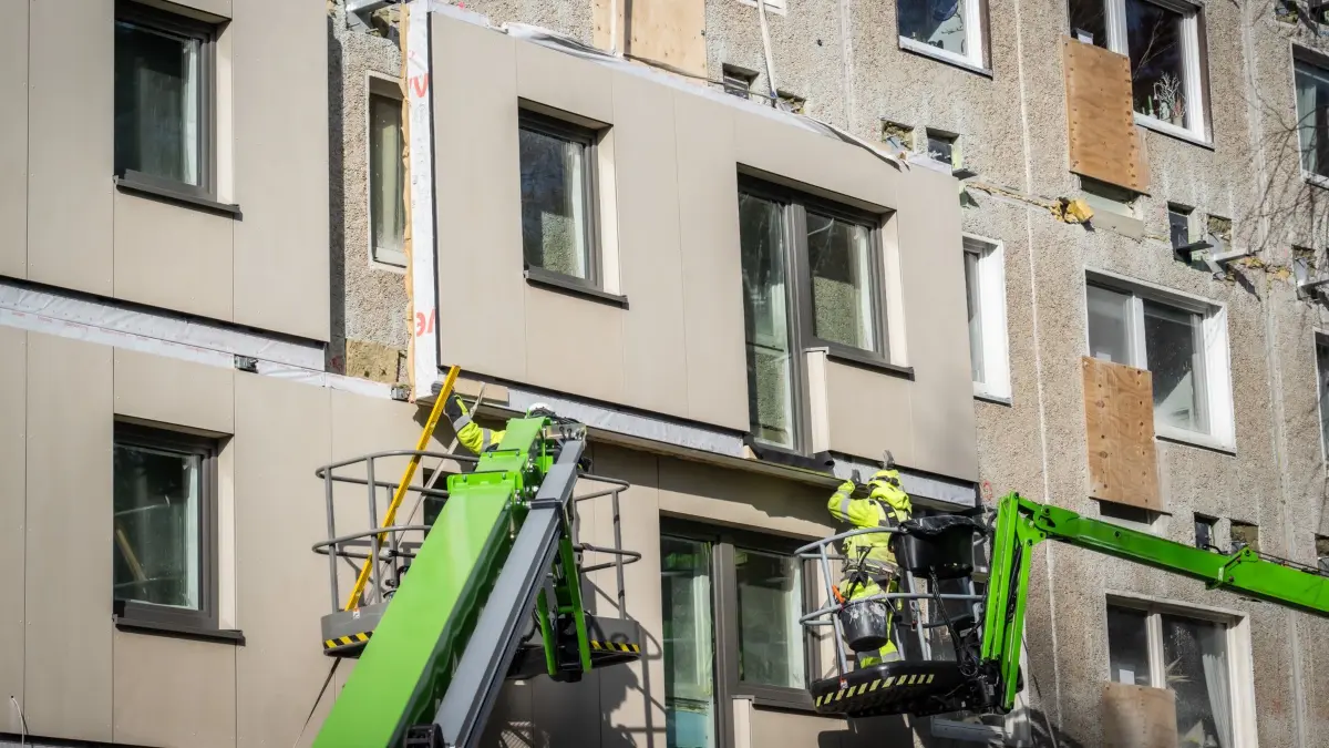 Mehrfamilienhäuser lassen sich dank serieller Vorfertigung schneller und kostengünstiger sanieren. Unser Bild zeigt eine Samieruungsmaßnahme in Ludwigsfelde bei Berlin. DENA Deutsche Energie-Agentur Energiesprong On Tour / Ludwigsfelde am 11.02.2025