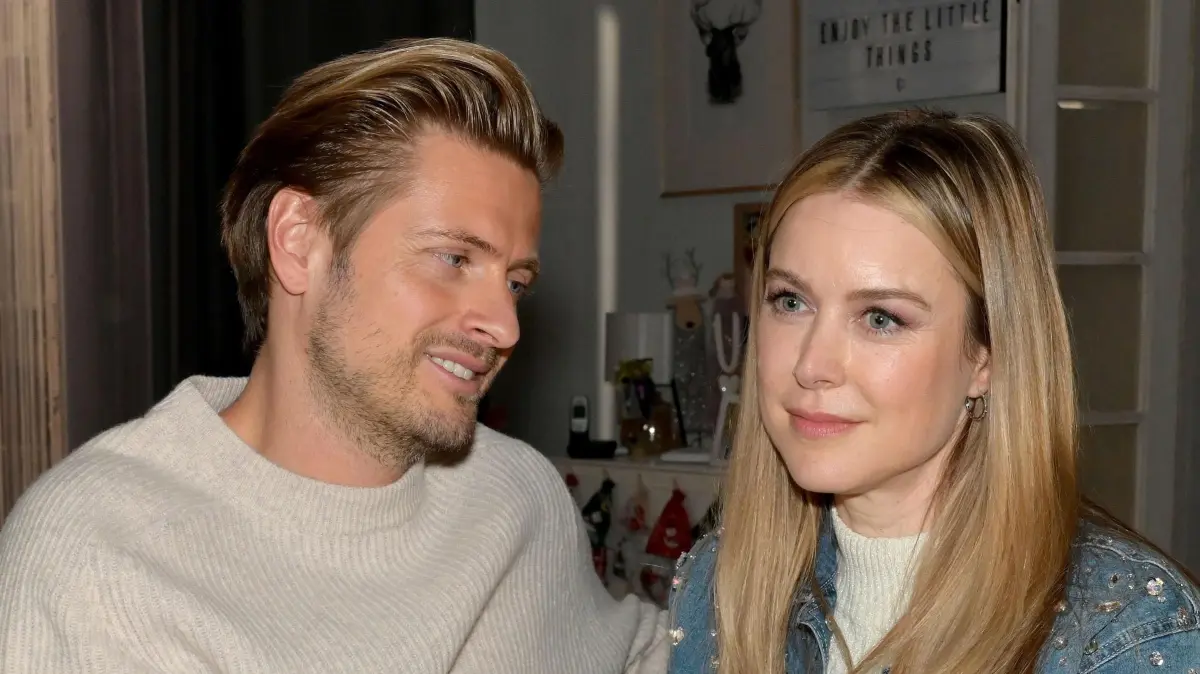 Bei Philip (Jörn Schlönvoigt) und Jessica (Nina Ensmann) gibt es eine Liebeskrise.