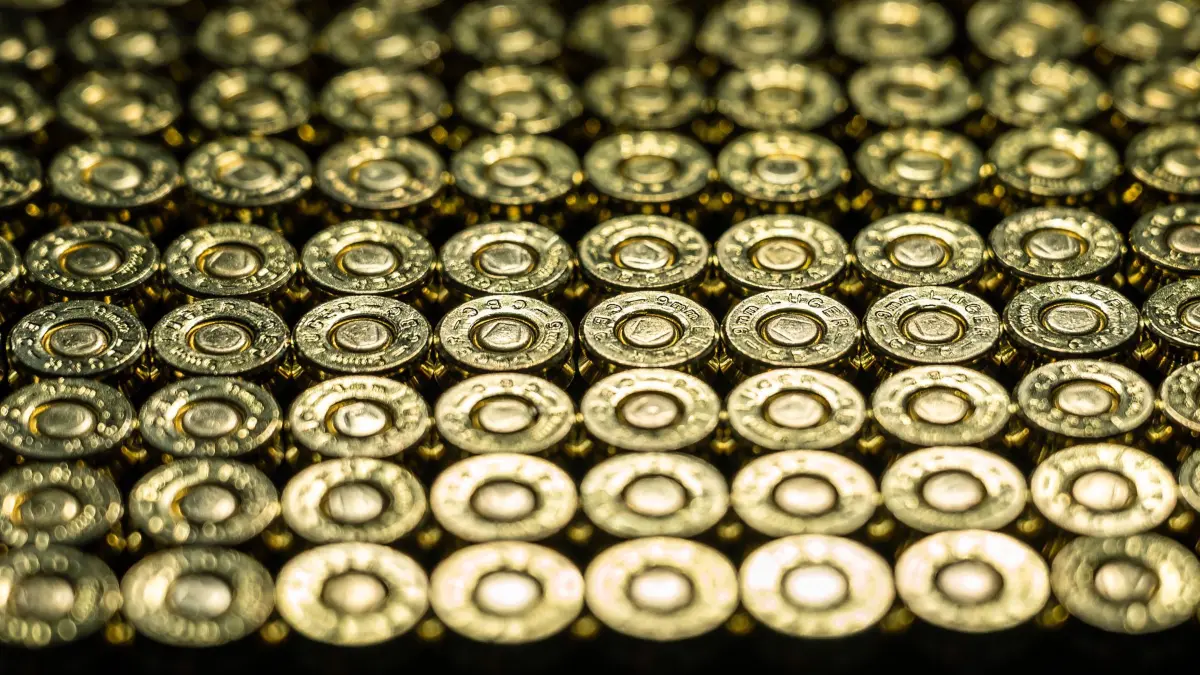 Bundeswehrmunition aus zivilem Lkw gestohlen: ILLUSTRATION - 01.10.2025, Baden-Württemberg, ---: Patronen im Kaliber 9mm Luger liegen in einem Waffenschrank eines Sportschützen. Das Kaliber 9 mm Luger (auch 9×19 oder Parabellum) zählt zu den am häufigsten verwendeten Pistolenmunitionen und ist in Deutschland erlaubnispflichtig. (zu dpa: «Große Mengen Munition der Bundeswehr verschwunden») Foto: Silas Stein/dpa +++ dpa-Bildfunk +++