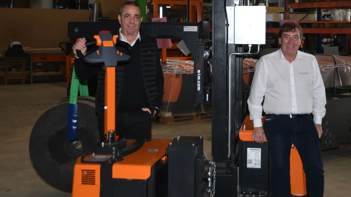 Genkinger-Geschäftsführer Richard Ludwig (rechts) und Projektleiter Harald Harter sind stolz auf die Auszeichnung "Best Award", die sie auf der Blech-Expo in Stuttgart erhalten haben.