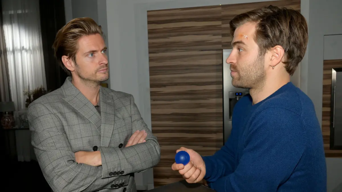 Philip (Jörn Schlönvoigt) redet ein ernstes Wörtchen mit Julian (Onno Buß).