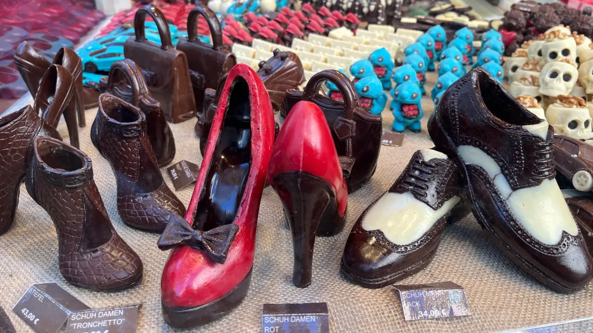 Sogar Schuhe werden aus Schokolade hergestellt.