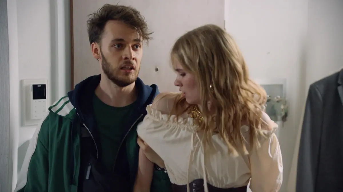 Robin (Fabian Hanis) hat Johanna (Charlott Reschke) als Geisel genommen.