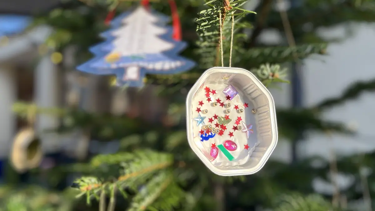 Glitzerschmuck des Don Bosco Kindergartens an Rottenburger Weihnachtsbaum