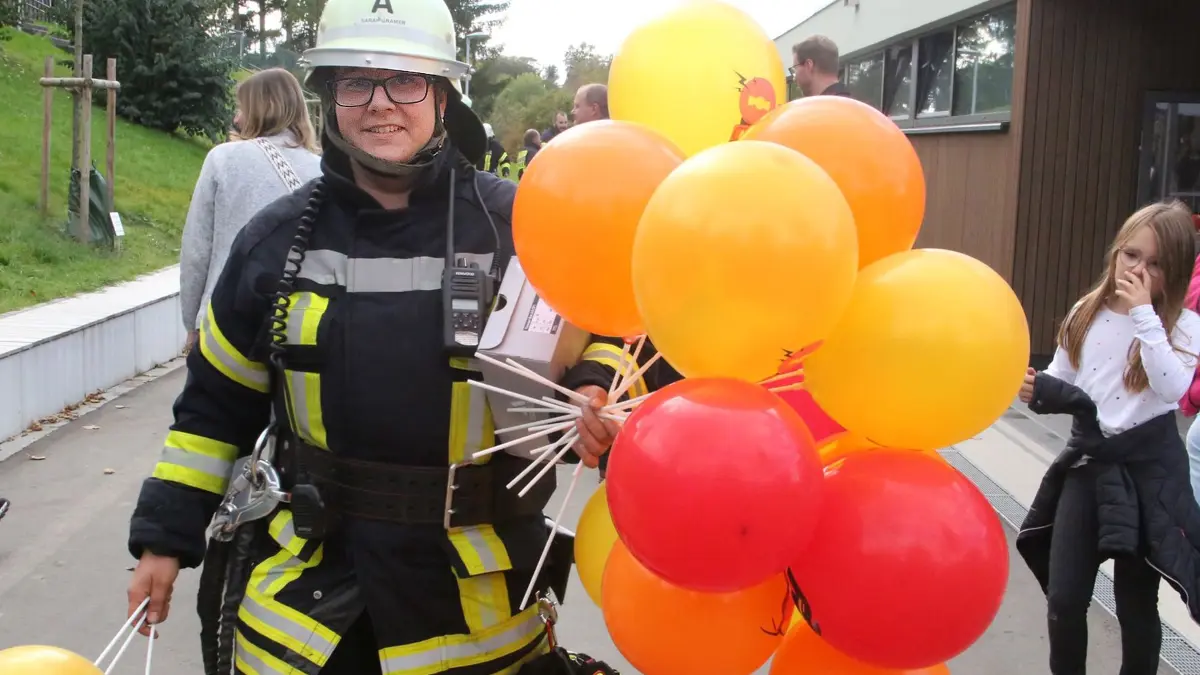 Die „gute Seele der Kompanie“: Die Studienrätin, Schriftführerin und Feuerwehrfrau Sarah Gramer verteilt auch mal Luftballon.