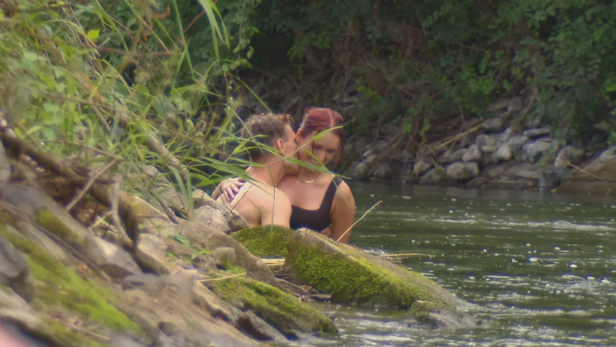 Nach der Kanutour kommen sich Friedrich und Laura bei einem Bad im Fluss näher.