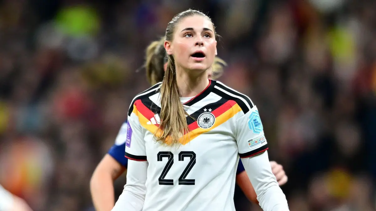 Spanien - Deutschland: 02.12.2025, Spanien, Madrid: Fußball, Frauen, Nations League A Frauen, Spanien - Deutschland, Play-off-Runde, Finale, Rückspiele, Wanda Metropolitano, Deutschlands Jule Brand reagiert. Foto: Sebastian Christoph Gollnow/dpa +++ dpa-Bildfunk +++