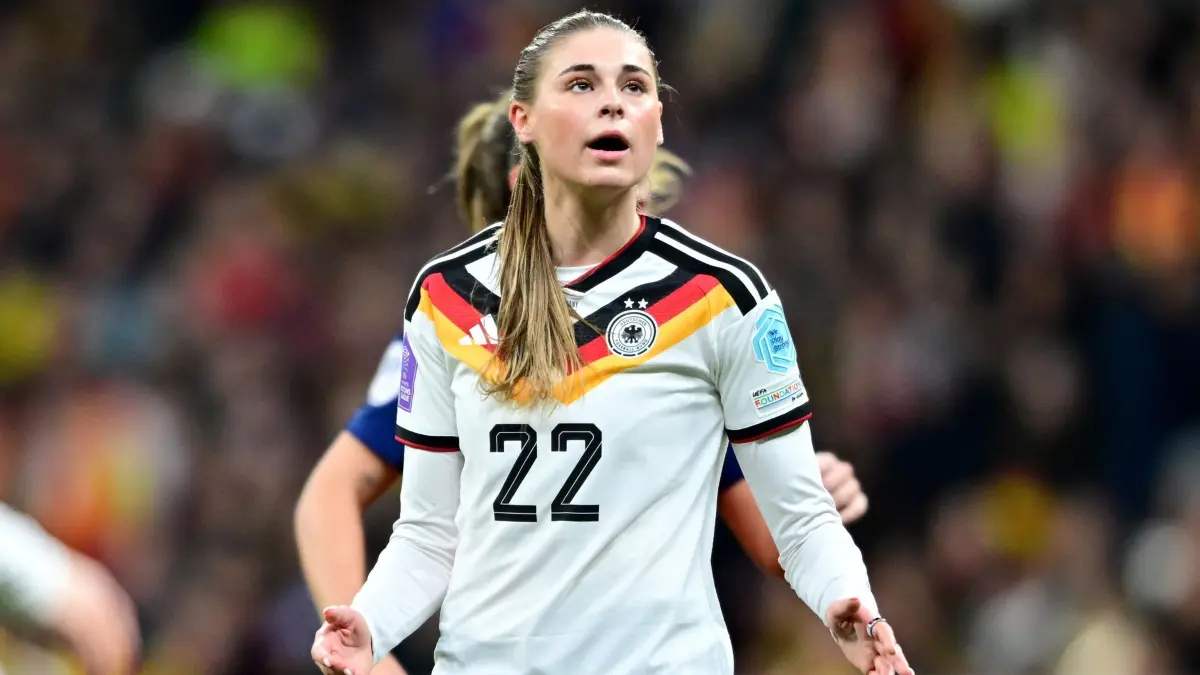 Spanien - Deutschland: 02.12.2025, Spanien, Madrid: Fußball, Frauen, Nations League A Frauen, Spanien - Deutschland, Play-off-Runde, Finale, Rückspiele, Wanda Metropolitano, Deutschlands Jule Brand reagiert. Foto: Sebastian Christoph Gollnow/dpa +++ dpa-Bildfunk +++