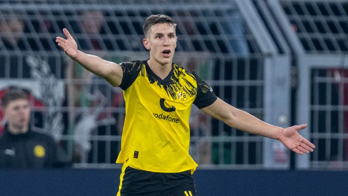 Borussia Dortmund - Bayer Leverkusen: 02.12.2025, Nordrhein-Westfalen, Dortmund: Fußball: DFB-Pokal, Borussia Dortmund - Bayer Leverkusen, Achtelfinale, Signal Iduna Park: Nico Schlotterbeck (Borussia Dortmund) reagiert. Foto: David Inderlied/dpa - WICHTIGER HINWEIS: Gemäß den Vorgaben der DFL Deutsche Fußball Liga bzw. des DFB Deutscher Fußball-Bund ist es untersagt, in dem Stadion und/oder vom Spiel angefertigte Fotoaufnahmen in Form von Sequenzbildern und/oder videoähnlichen Fotostrecken zu verwerten bzw. verwerten zu lassen. +++ dpa-Bildfunk +++