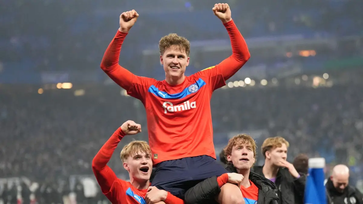 Hamburger SV - Holstein Kiel: 03.12.2025, Hamburg: Fußball: DFB-Pokal, Hamburger SV - Holstein Kiel, Achtelfinale, im Volksparkstadion, Phil Harres (M, Holstein Kiel), entscheidender Elfmeterschütze, jubelt mit seinen Mitspielern nach dem Elfmeterschießen. Foto: Marcus Brandt/dpa - WICHTIGER HINWEIS: Gemäß den Vorgaben der DFL Deutsche Fußball Liga bzw. des DFB Deutscher Fußball-Bund ist es untersagt, in dem Stadion und/oder vom Spiel angefertigte Fotoaufnahmen in Form von Sequenzbildern und/oder videoähnlichen Fotostrecken zu verwerten bzw. verwerten zu lassen. +++ dpa-Bildfunk +++