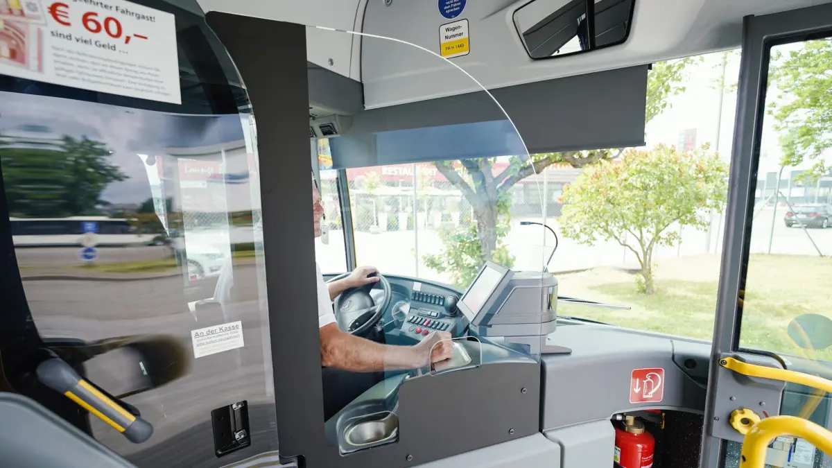 ARCHIV - 25.05.2020, Baden-Württemberg, Sinsheim: Ein Busfahrer sitzt in einem Bus der Südwestdeutschen Landesverkehrs-AG (SWEG). (zu dpa: «Mutter rastet nach Busfahrt aus - Fahrer verletzt») Foto: Uwe Anspach/dpa +++ dpa-Bildfunk +++