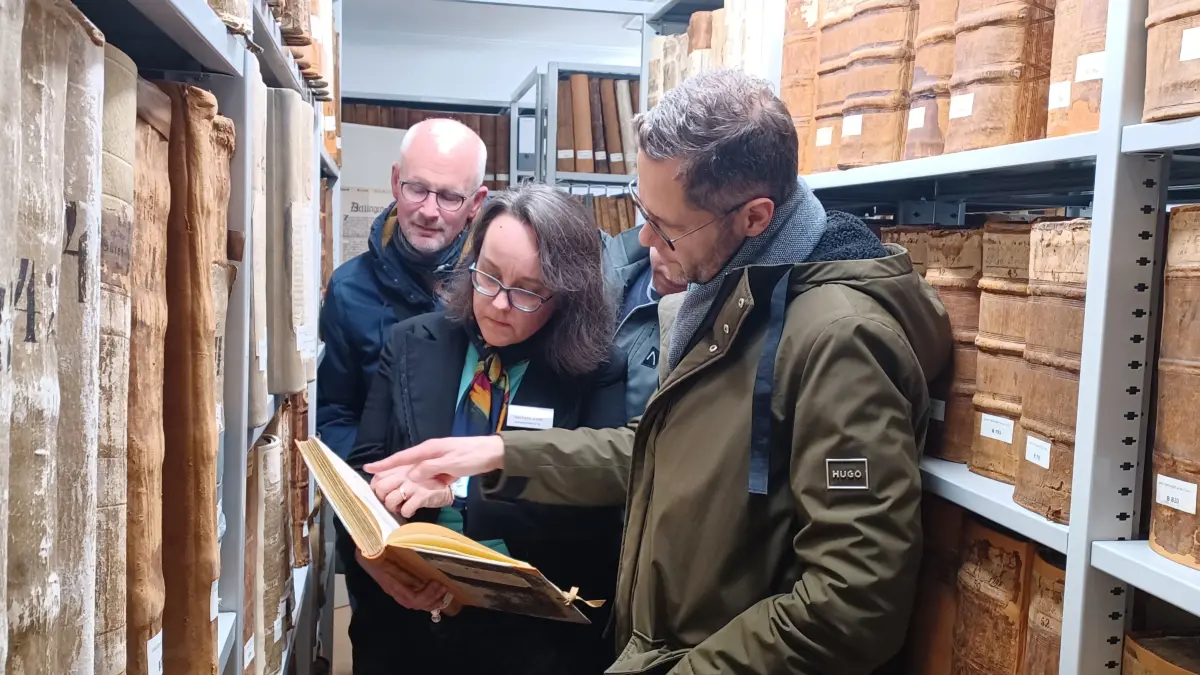 Gleich meterweise Dettinger Ortsgeschichte, in dicke Bände verpackt: Archivarin Barbara Katic zeigt den Gemeinderäten Dr. Michael Allmendinder und Dr. Frank Schwaigerer, was unsere Ahnen für die Nachwelt festgehalten haben.