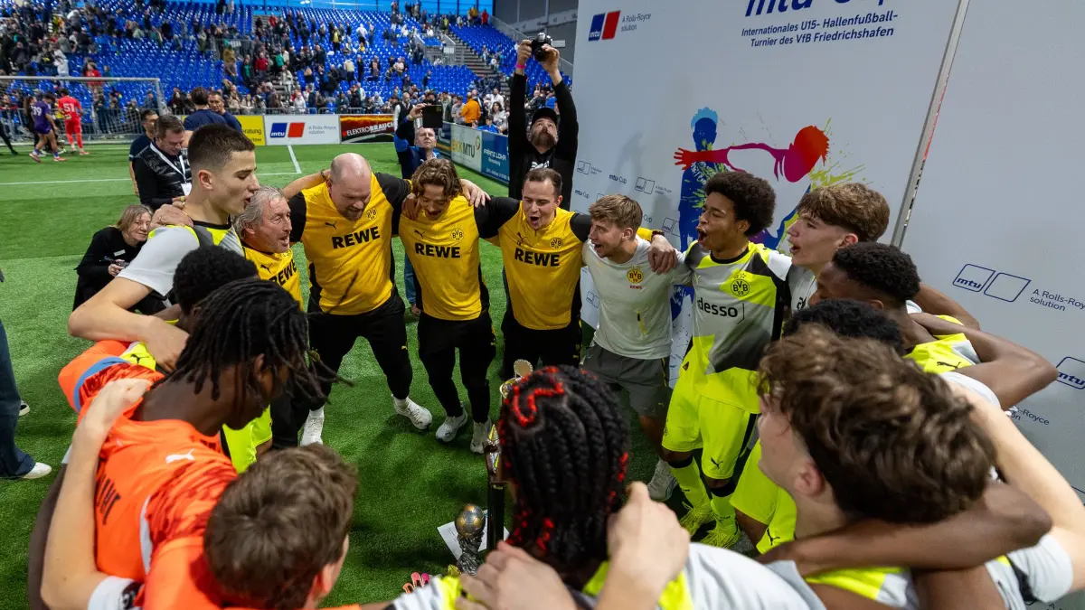 Der Jubel kannte nach dem Erfolg beim MTU-Cup in Friedrichshafen keine Grenze. Die Dortmunder U15-Spieler feierten zusammen mit ihrem Trainer Tim Kübel (Bildmitte).