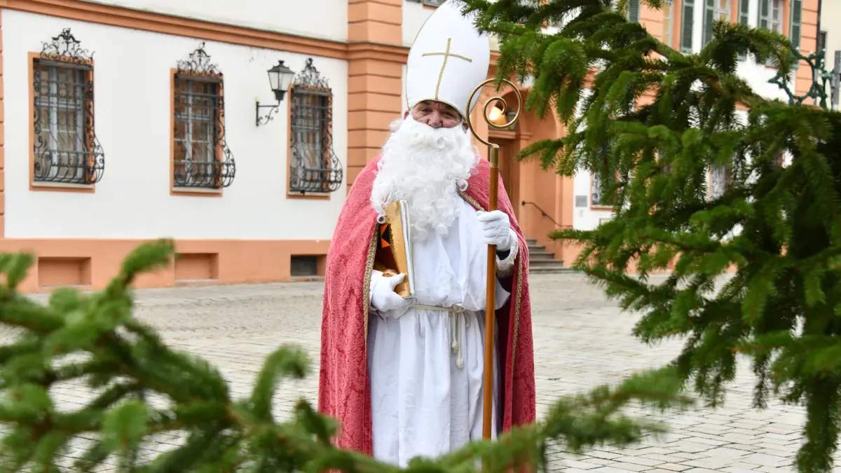 Thomas Sontheimer bereitet als Nikolaus vielen Kindern eine Freude. Sein Goldenes Buch hat er stets dabei.