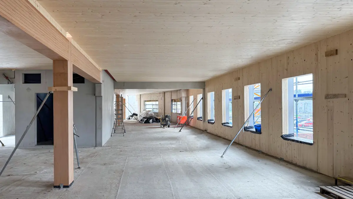 Natürlich effizient: Wenn Holz und Beton zusammenarbeiten, entsteht mehr als ein Bauwerk– ein Statement für nachhaltige Architektur.