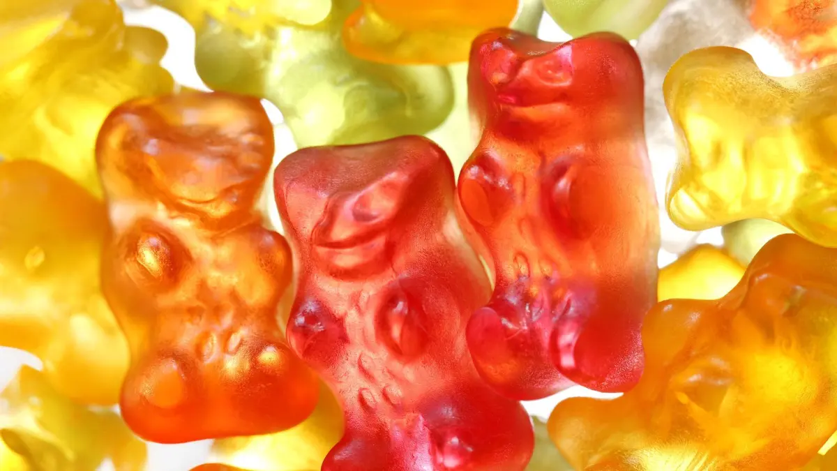 ILLUSTRATION - 02.07.2014, Nordrhein-Westfalen, Düsseldorf: ARCHIV - Gummibärchen von Haribo liegen auf einem Tisch. Rund 160 Millionen Goldbären verlassen Tat für Tag weltweit die Haribo-Werke - und dazu noch zahllose Tüten voller Lakritz-Schnecken und anderer Süßwaren. Zum 100-jährigen Firmenjubiläum ist das am 13. Dezember 1920 in Bonn gegründete Familienunternehmen damit nicht nur nicht nur Marktführer im Fruchtgummei- und Lakritzsegement in Deutschland. (zu dpa «Mit Gummibärchen zum Welterfolg: Haribo wird 100») Foto: Martin Gerten/dpa +++ dpa-Bildfunk +++