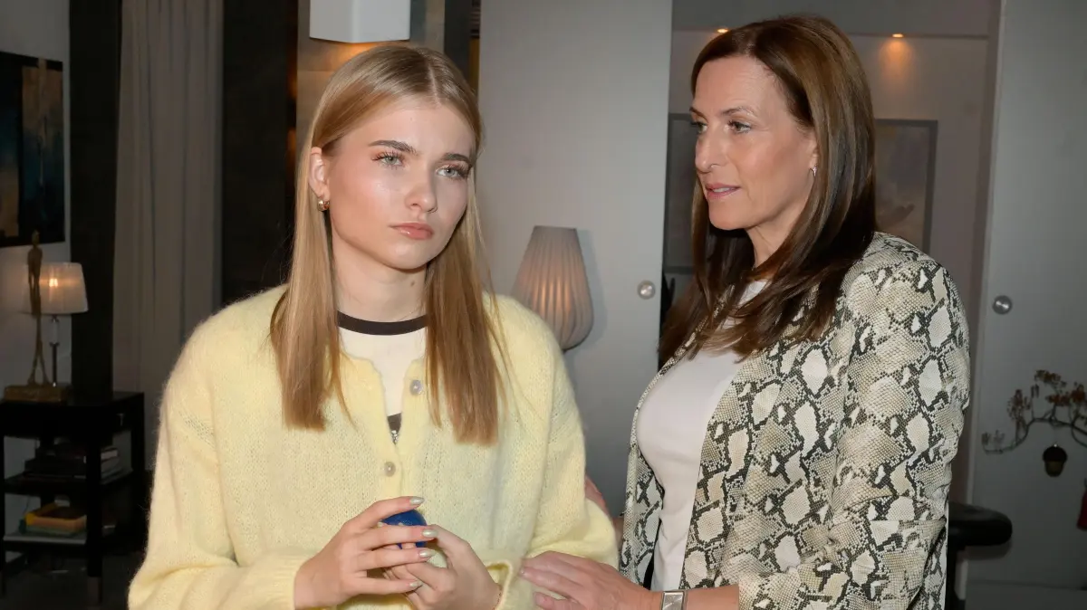 Johanna (Charlott Reschke) weiß nicht, was Katrin (Ulrike Frank) getan hat.