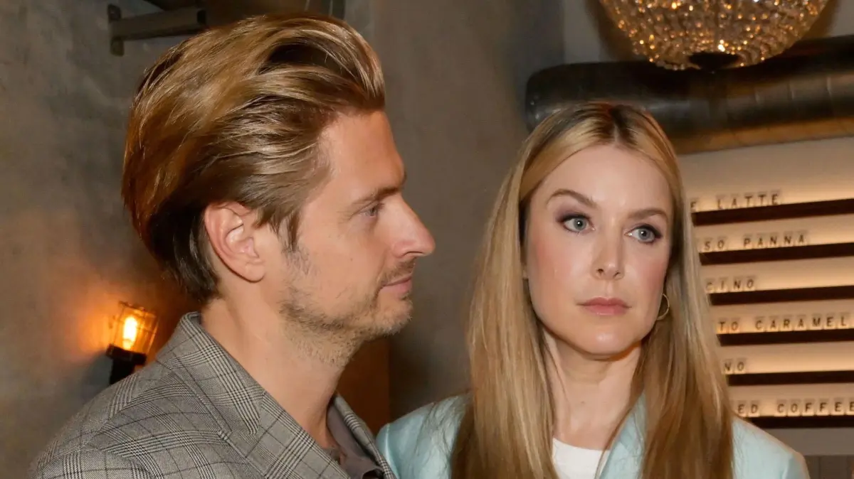 Philip (Jörn Schlönvoigt) und Jessica (Nina Ensmann) führen derzeit eine Fernbeziehung.