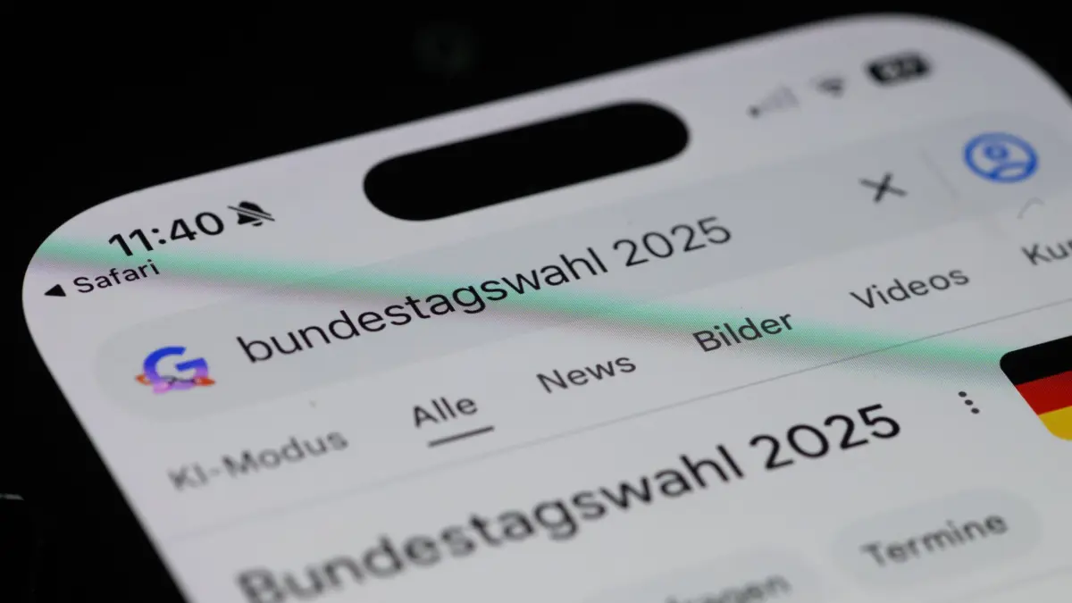 Google Suchtrends 2025: PRODUKTION - 02.12.2025, Sachsen, Dresden: ILLUSTRATION - Das Wort "Bundestagswahl" ist als Suchbegriff auf der Seite von Google auf einem Smartphone zu sehen. Politische Themen und sportliche Großereignisse haben dieses Jahr die Internetsuche von Millionen Nutzern in Deutschland bestimmt. Foto: Robert Michael/dpa +++ dpa-Bildfunk +++