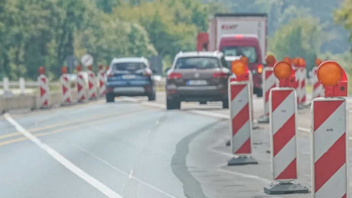 Autobahn, Baustelle, Fahrbahnverengung, Verkehr, Warnbaken, Absperrung, Sommer, Straßenbau, Infrastruktur, Pkw, Lkw, Verkehrssicherheit, Fahrbahnmarkierung, Mobilität, Baustellenabsicherung, Symbolfoto *** Highway, construction site, lane narrowing, traffic, warning beacons, barrier, summer, road construction, infrastructure, car, truck, road safety, lane marking, mobility, roadworks safety, symbol photo Copyright: xJoeranxSteinsiekx