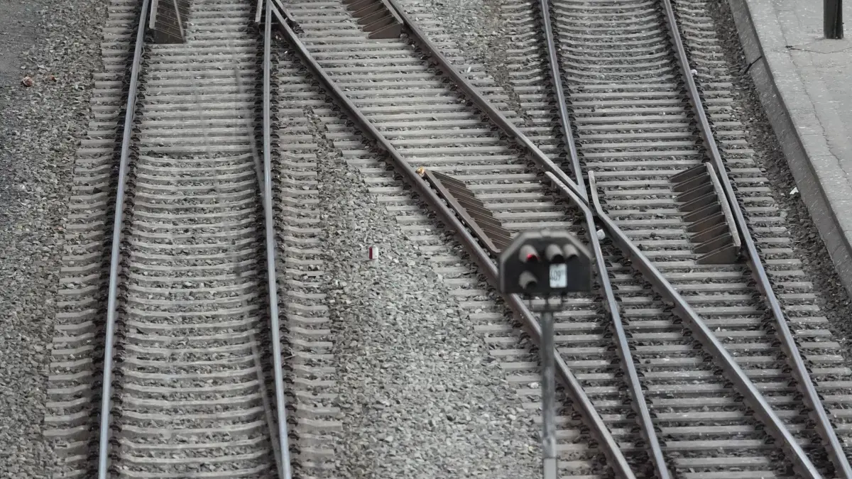 Gleise und Weichen sind an einem Bahnhof zu sehen